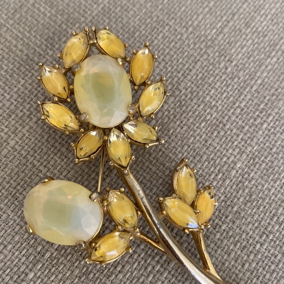 Vintage Earrings & Brooch , a Set - Picture 11 of 11